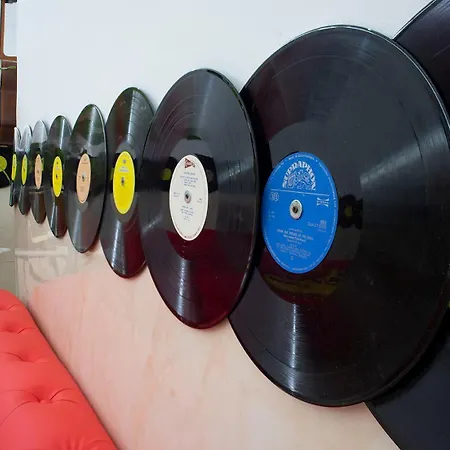 Red And Blues Music جنوة